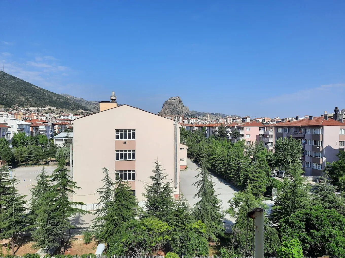 Emirdağ Öğretmenevi ve Akşam Sanat Okulu Müdürlüğü Afyonkarahisar gerçek tesis fotoğrafı 1
